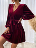 Sukienka mini z aksamitu o kroju litery A, z długim rękawem i dekoltem w serek, wiązana w talii
